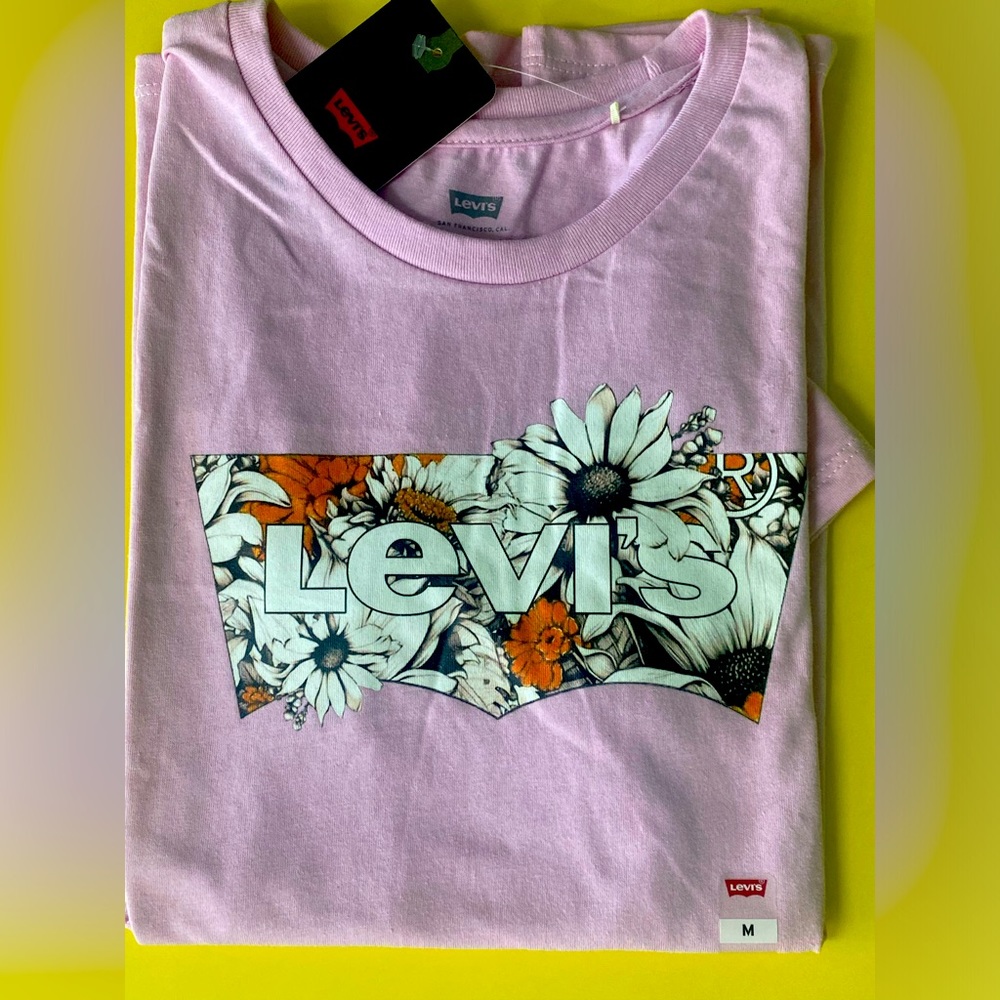 NEW with Tags! Levi’s Women’s Floral Pink Size T-Shirt SZ medium